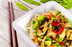 Noodles_with_pork_and_vegetables_in_plum_sauce_xs.jpg