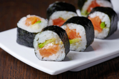 sushi_with_salmon_and_avocado_xs.jpg